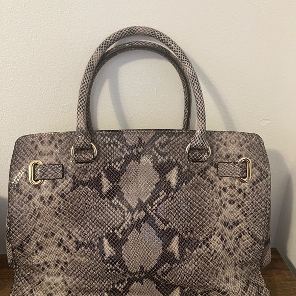 Michael Kors leather python embossed bag. - Picture 2 of 3